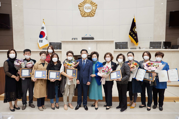 지난 7일 용인시의회에서 열린 '제25회 양성평등주간' 기념 유공자 시상 모습 (사진=용인시의회 제공)