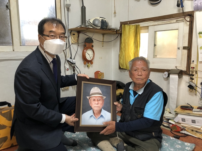 보훈지청 직원이 장수사진 앨범을 전달하고 있다./경기복부보훈지청제공