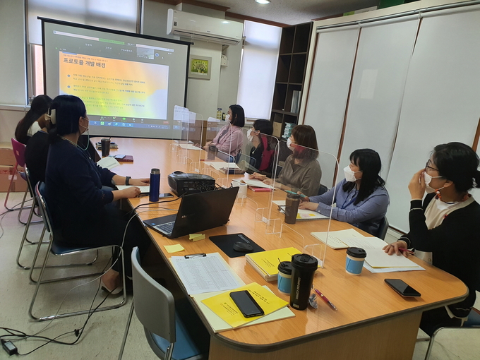 구리시 정신건강복지센터는 지난 7일 코로나19로 연기되었던 2019년 지역사회기반 자해 청소년 현황 보고 및 매뉴얼 활용 교육을 비대면 온라인 강의로 실시하고 있다./구리시 제공
