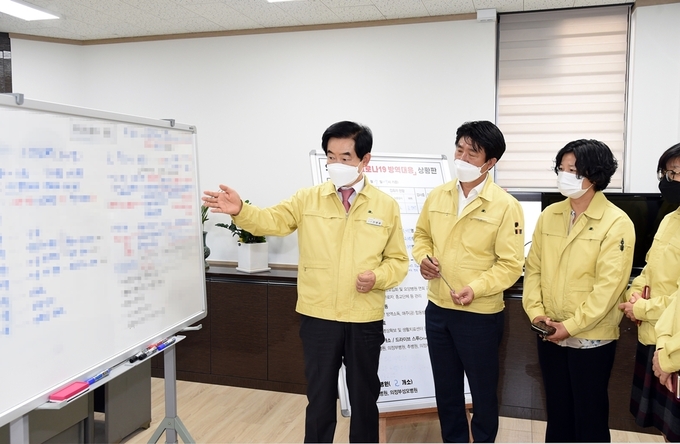 안병용 의정부시장(좌측)이 의정부보건소에 설치된 상황실에서 대책을 논의하고 있다./의정부시제공