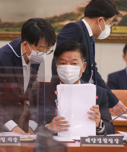 김홍희 해양경찰청장이 8일 오전 서울 여의도 국회에서 열린 농림축산식품해양수산위원회의 해양수산부에 대한 국정감사에서 관계자와 대화를 나누고 있다. (사진=연합뉴스) 