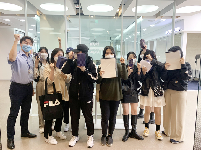 오산대학교(총장 허남윤) 교수학습지원센터는 지난 2월 종합정보관 2층에 새로 구축된 ‘튜터링 큐브’ 홍보와 교수학습지원센터 활성화를 위하여 방문하는 재학생을 대상으로 추첨 이벤트를 실시했다고 밝혔다./오산대학교 제공