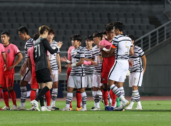 9일 고양종합운동장에서 열린 축구 국가대표팀과 올림픽대표팀의 친선경기 1차전이 무승부로 끝난 뒤 양팀 선수들이 인사를 나누고 있다. (사진=연합뉴스 제공)