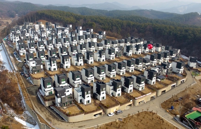 산지를 깎아 들어선 용인시 처인구 한 타운하우스. 약 100세대로 구성된 한 단지의 인허가를 9개로 쪼개 건축했다. (사진=최병성 제공)