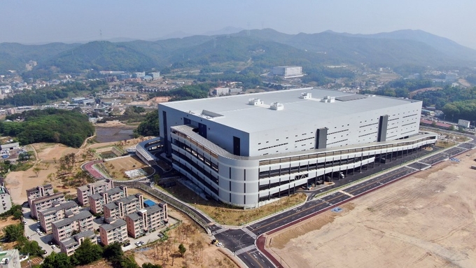 거주지 바로 옆에 거대한 물류창고가 들어서 있다. 물류창고는 층수 제한은 있지만 높이 제한이 없다. 한 층의 층고를 몇 m로 하든 제약을 받지 않는다. (사진=최병성 제공)