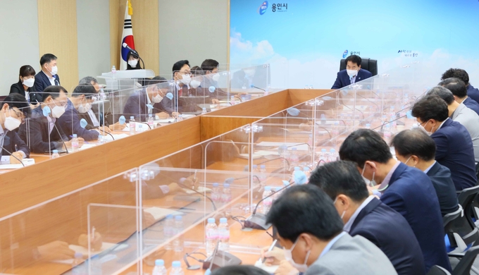 백군기 용인시장이 '2021년도 주요 업무계획 보고회'에서 시민중심 행정을 강조하고 있다. (사진=용인시 제공)