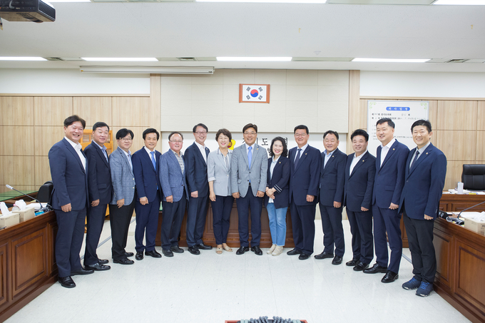 경기도의회 문화체육관광위원회 소속 의원들이 기념촬영을 하고 있다(사진=경기도 제공)