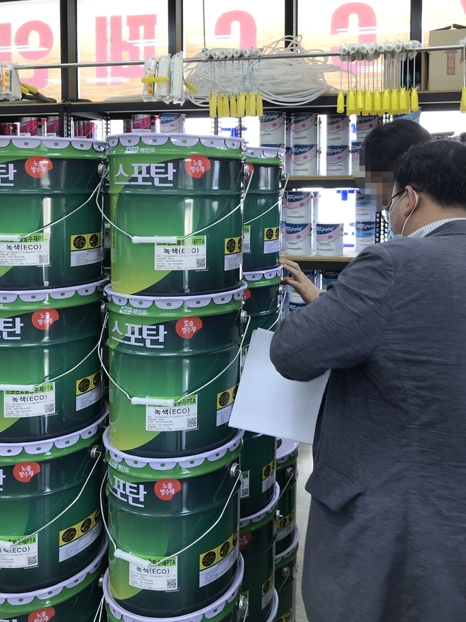 페인트 판매점을 점검하는 모습. (사진=경기도 제공)