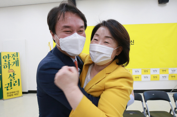 정의당 김종철 신임 대표(왼쪽)와 심상정 전 대표가 11일 서울 여의도 국회에서 열린 정의당 5·6기 지도부 이·취임식에서 포옹하고 있다. 사진=연합뉴스 