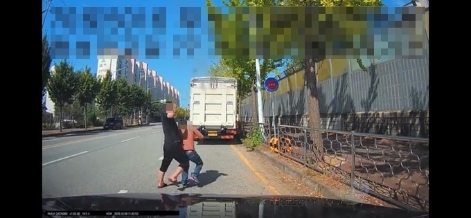 한 온라인 커뮤니티에 올라온 A씨의 폭행 장면(사진=온라인 커뮤니티 캡처)