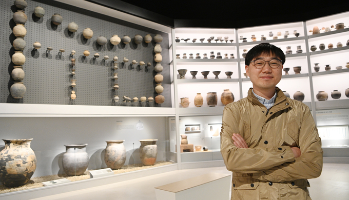 경기도박물관 한준영 학예연구사. 그는 토기를 하나하나 옮겨 전시했다는 공간에서 촬영을 하면 행복할 거라고 말했다. (사진=조병석 기자)