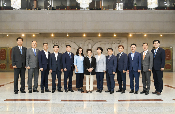 경기도의회 기회재정위원회 소속 위원들이 기념촬영을 하고 있다(사진=경기도의회 제공)
