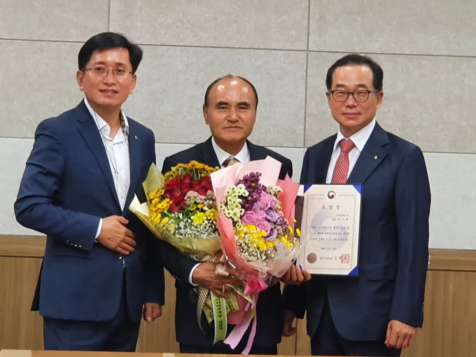 12일 오산농협 회의실에서 이기택 오산농협 조합장에 대한 농식품부장관상 전달식이 열렸다. (왼쪽부터) 농협 중앙회 류인석 오산시 지부장, 김장섭 본부장. /오산농협 제공