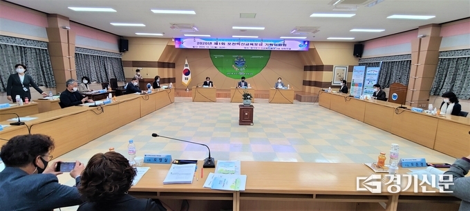 경기도포천교육지원청 대회의실에서 ‘2020년 포천혁신교육포럼 기획위원회’가 열리고 있다. /문석완 기자