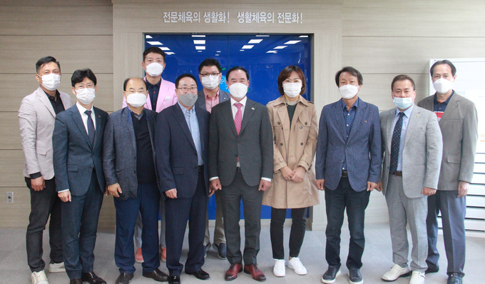 12일 경기도체육회관 10층 대회의실에서 경기도체육회 제1차 경기력향상 위원회가 개최됐다. 회의에 앞서 이원성 도체육회장과 위원회 위원들이 기념촬영을 하고 있다. (사진=경기도체육회 제공)