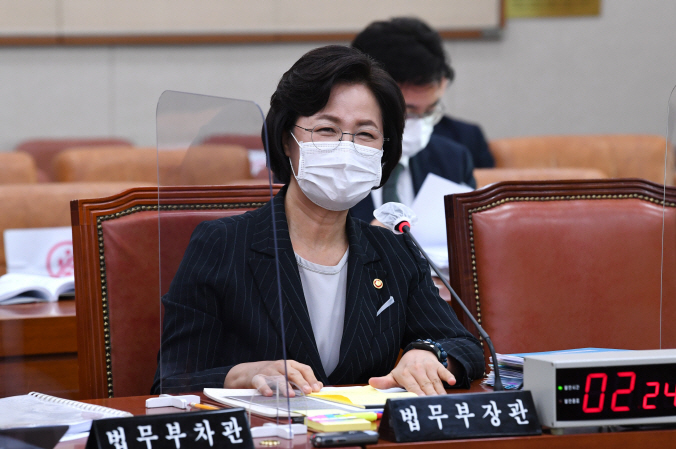 추미애 법무부 장관이 12일 서울 여의도 국회에서 열린 법제사법위원회의 법무부 등에 대한 국정감사에 출석해 답변하고 있다. 사진=연합뉴스