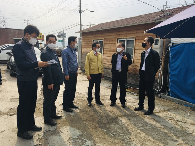 농협 경기지역본부 임직원들이 12일 포천시 신북면 거점소독시설을 방문해 방역상황을 점검하고 있다. (사진=농협 경기지역본부)