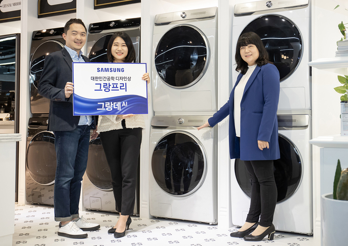 삼성전자 직원이 삼성디지털프라자 강남본점 5층에 위치한 라이프스타일 쇼룸 #ProjectPRISM에서 대한인간공학회가 주관하는<br>
‘2020년 인간공학디자인상'에서 최고상인 그랑프리(Grand Prix Award)에 선정된 그랑데 AI 세탁기·건조기를 소개하고 있다. (사진=삼성전자)