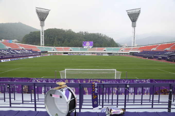 프로축구 K리그2 FC안양이 14일 ‘FC안양이 코로나를 극복하는 방법’이라는 제목의 코로나19 극복 스토리를 담은 유튜브 다큐멘터리를 공개한다. 사진은 서포터즈 석에서 바라본 안양종합운동장 모습. (사진=FC안양 제공)