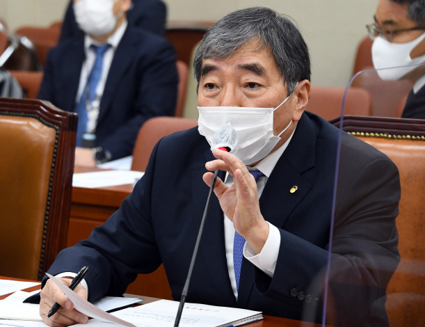 윤석헌 금감원장이 13일 국회 정무위원회에서 열린 금융감독원 국정감사에서 의원질의에 답변하고 있다. (사진=연합뉴스) 