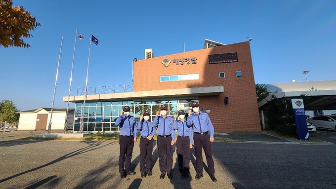 인천해양경찰서 정서진파출소는 의경 2명을 포함해 전체 12명의 직원이 일일 3교대로 근무를 하고 있다.