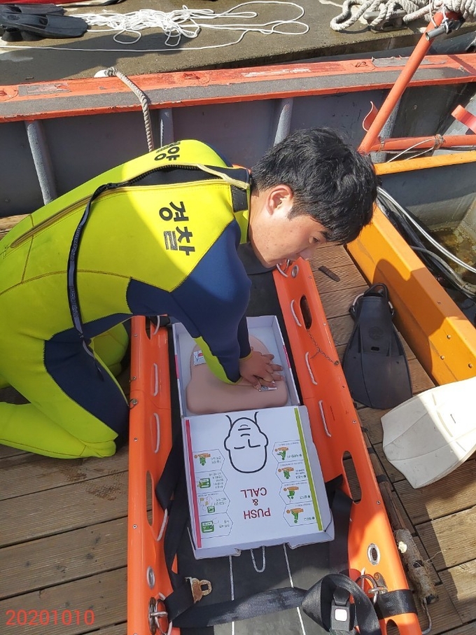 아라뱃길에 발생하는 익수 사고에 대비한 심폐소생술 훈련 모습.