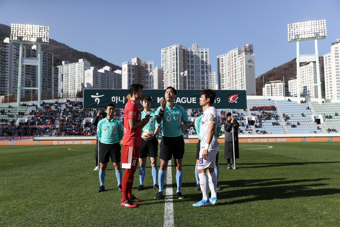 한국프로축구연맹이 14일 2020시즌 승격 플레이오프 일정을 확정 발표했다. 사진은 지난 해 승강 플레이오프에서 만난 ㅂFC안양과 부산 아이파크의 경기 전 모습. (사진=한국프로축구연맹 제공)