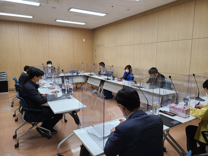 화성오산교육지원청이 동탄2신도시 개교예정교 시민개방형 학교도서관 시범사업 협의회를 개최하고 있다. (사진=화성오산교육지원청 제공)