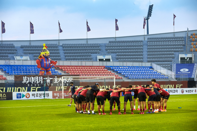 프로축구 K리그2 수원FC가 오는 18일 수원종합운동장에서 열리는 하나원큐 K리그2 2020 24라운드 전남 드래곤즈 전에 유관중 입장을 재개한다. 사진은 경기 시작전 전의를 다지는 수원FC 선수들의 모습. (사진=수원FC 제공)
