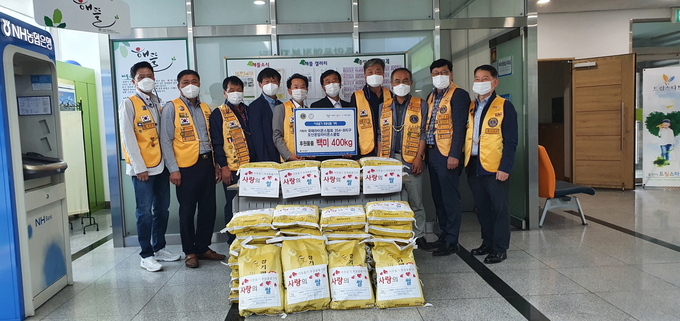 오산시중앙동행정복지센터는 국제라이온스협회 345-B지구 오산운암라이온스클럽(회장 이종근) 회원 일동이 지난 12일 백미 400KG을 기탁했다고 밝혔다. (사진=오산시 제공)