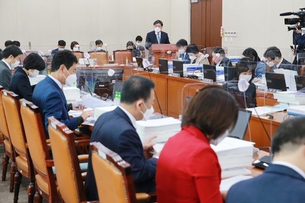 김용진 국민연금공단 이사장이 14일 오전 서울 여의도 국회에서 열린 보건복지위원회 국정감사에서 업무보고를 하고 있다. (사진=연합뉴스) 