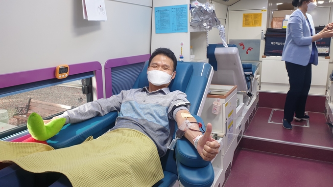 14일 경인지방병무청 직원이 대한적십자사 경기혈액원 헌혈차량 안에서 헌혈을 진행하고 있다. (사진=경인지방병무청 제공)