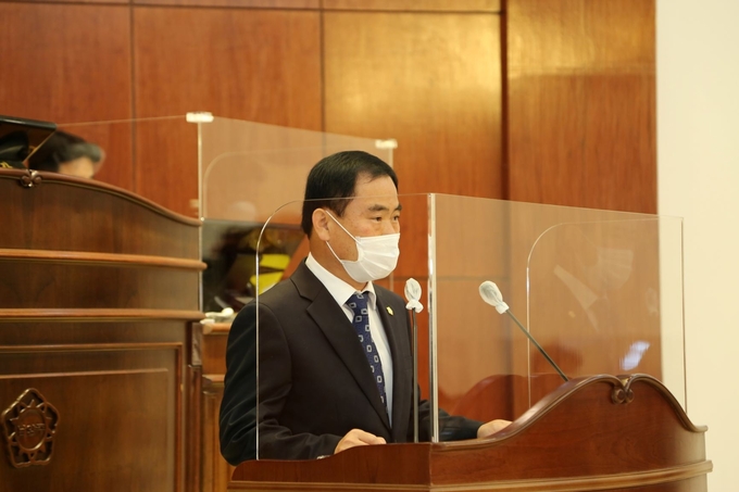 남양주시의회 이영환 의원이 14일 제274회 임시회 제1차 본회의에서 5분 자유발언을 통해 집행부에 남양주유소년 축구센터 조성사업의 조속한 추진을 촉구하고 있다. (사진=남양주시의회 제공)