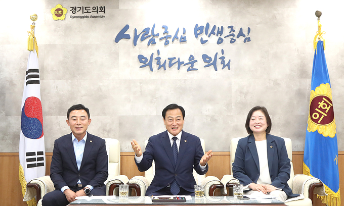 제10대 후반기 경기도의회 의장단이 14일 100일 취임 인터뷰를 하고 있다. (왼쪽부터 진용복 부의장, 장현국 의장, 문경희 부의장)