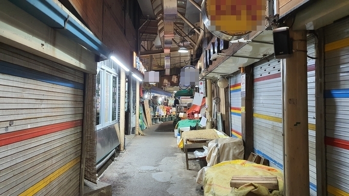 지난 5일 오후 6시 52분 수원 미나리광시장의 한 골목. 이 골목은 소방차 진입이 힘들 정도로 비좁고, 골목 주변에는 불을 진화할 수 있는 소화기 등의 소방장비가 전혀 없다. (사진=김기현 기자)