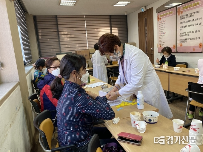 고려수지침 약손봉사단의 단원들이 의료봉사를 하고 있다. /포천시자원봉사센터 제공