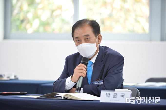 박윤국 포천시장이 제7차 도시재생 광역협치포럼에서 포천의 도시재생에 대한 비전을 설명하고 있다. /포천시 제공