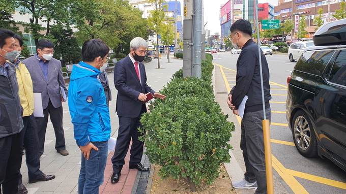 곽상욱 오산시장이 관내 주요 거점지 경관개선을 위해 관련부서에서 추진한 사업을 점검하고자 부서 합동 현장점검을 실시하고 있다. (사진=오산시 제공)