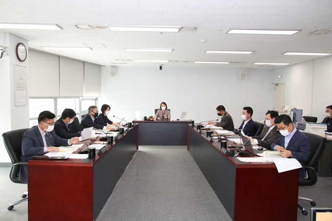 성남시의회 경제환경위원회(위원장 김선임)는 지난 14일 소관 부서를 대상으로 행정사무처리상황을 청취했다. (사진=성남시의회 제공)