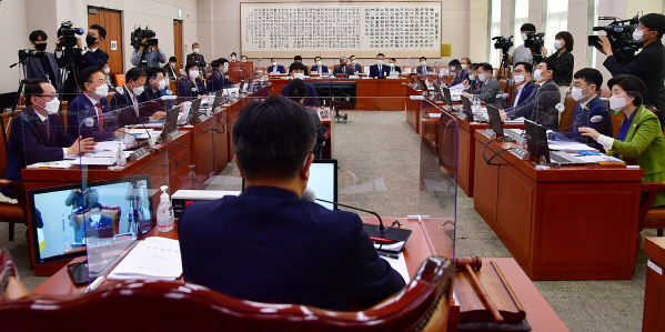 15일 국회에서 열린 법제사법위원회의 감사원에 대한 국정감사에 앞서 여야 의원들이 종합감사 증인채택 문제와 관련 의사진행 발언을 주고받고 있다. (사진=연합뉴스 제공)