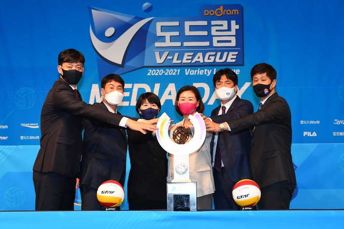 15일 서울 리베라호텔 베르사이유홀에서 열린 도드람 2020~2021 프로배구 V리그 여자부 미디어데이 행사에서 6개 구단 감독들이 우승컵을 향해 손을 내밀고 있다. (사진=한국배구연맹 제공)