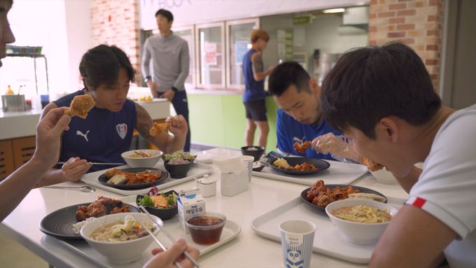 지난 8일 수원 삼성 클럽하우스에서 열린 ‘부어치킨데이’ 행사에서 수원 선수들이 치킨 회식을 하고 있다. (사진=수원 삼성 제공)