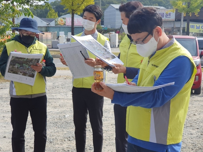 하남도시공사가 관내 춘궁동 일원 토지감정평가을 위해 현장조사를 실시하고 있다. (사진=하남도시공사 제공)