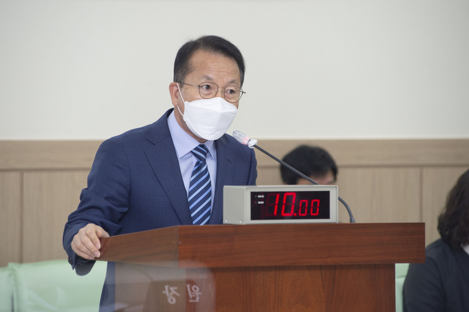 경기도의회 정승현 의원이 '아동성범죄 등 흉악범 재범 예방을 위한 보호수용법 제정 촉구 건의안'을 대표 발의하고 있다(사진=경기도의회 제공)