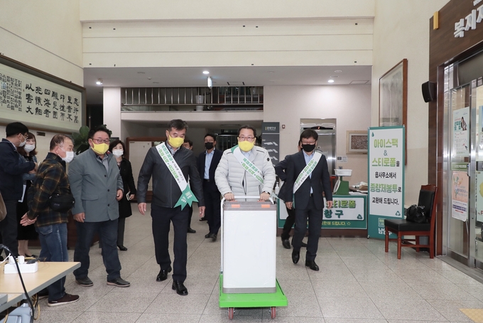 조광한 남양주시장이 지난 15일 와부조안행정복지센터를 방문해 5개 사회단체장과 함께 아이스팩 및 스티로폼을 모아서 방문한 시민들에게 쓰레기 봉투를 교환해 주며 재활용 분리 배출의 생활화를 홍보했다. (사진=남양주시 제공)