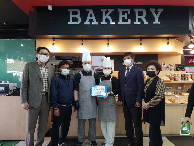오산시 대원동지역사회보장협의체가 지난 15일 ‘깜빠뉴(대표 한상천)’ 제과점을 착한날개 오산(착한가게)으로 신규 지정하고 현판 전달식을 가졌다. (사진=오산시 대원동 보장협의체 제공)