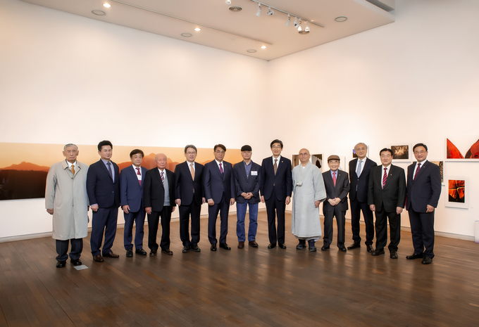 한신대 개교 80주년 기념 전민조 작가 사진전 ‘인수봉 얼굴’ 오프닝 행사에 참석한 주요 내빈들이 기념사진을 촬영하고 있다. (사진=한신대학교 제공)