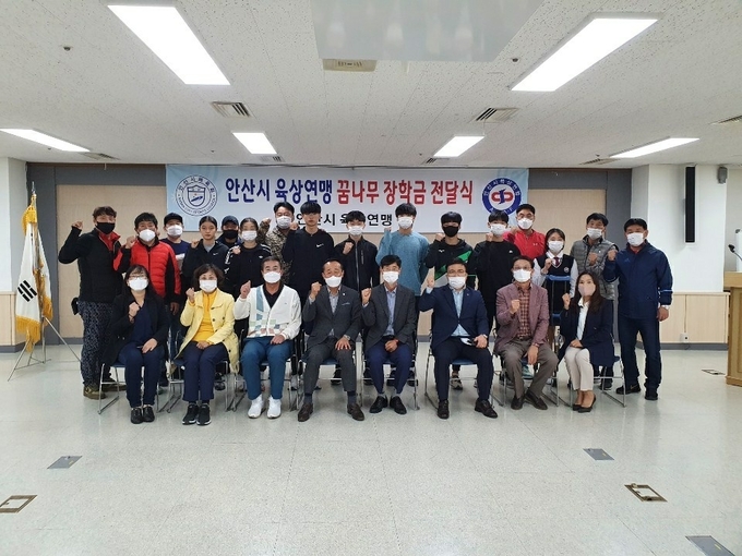 14일 안산 와스타디움에서 열린 안산시육상연맹 장학금 전달식에서 전구표 안산시육상연맹 회장(앞줄 오른쪽 네번째)을 비롯한 참석자들이 기념촬영을 하고 있다. (사진=안산시육상연맹 제공)