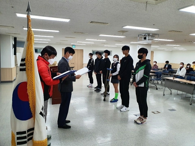 14일 안산 와스타디움 기자실에서 열린 안산시육상연맹 장학금 전달식에서 전구표 시육상연맹 회장이 안산지역 중·고교 육상 꿈나무들에게 장학금을 전달하고 있다. (사진=안산시육상연맹 제공)&nbsp;