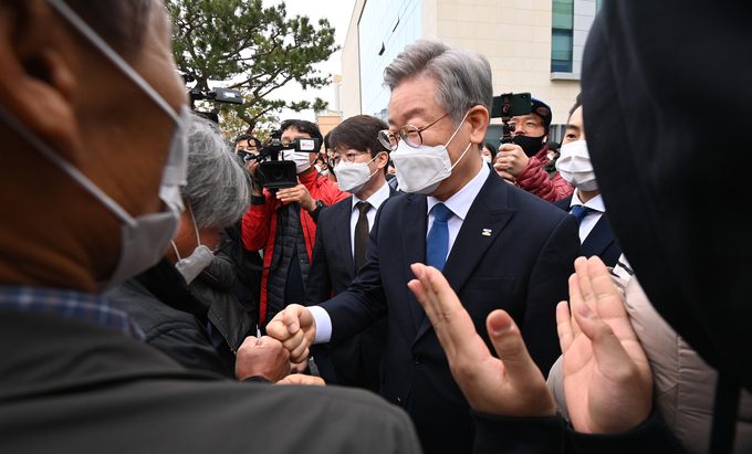 이재명 경기도지사가 16일 수원고법에서 열린 파기환송심 선거공판에서 무죄를 선고받은 뒤 법원을 나서며 지지자들과 인사를 나누고 있다. (사진=조병석 기자)